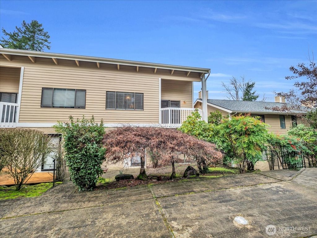 Photo of 12840 SE 40th Court #E1, Bellevue, WA 98006 (MLS # 2479391)