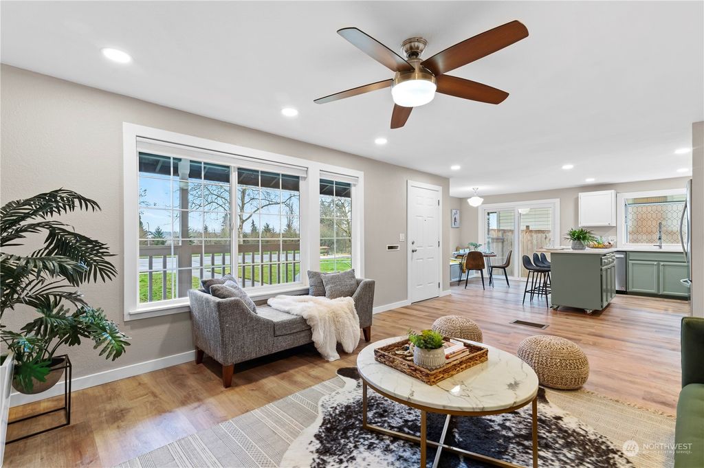 Photo of 2014 Summit Ave Ave, Everett, WA 98201 (MLS # 2194093)