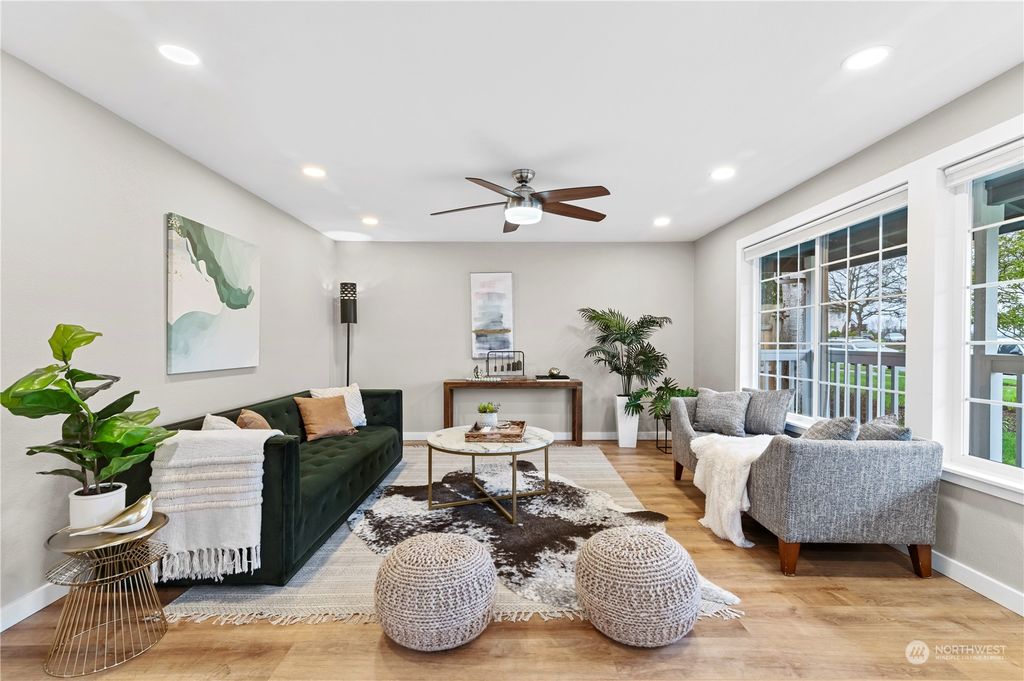 Photo of 2014 Summit Ave Ave, Everett, WA 98201 (MLS # 2194093)