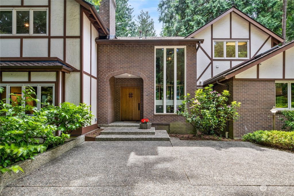 Photo of 13715 NE 36th Place, Bellevue, WA 98005 (MLS # 2138294)