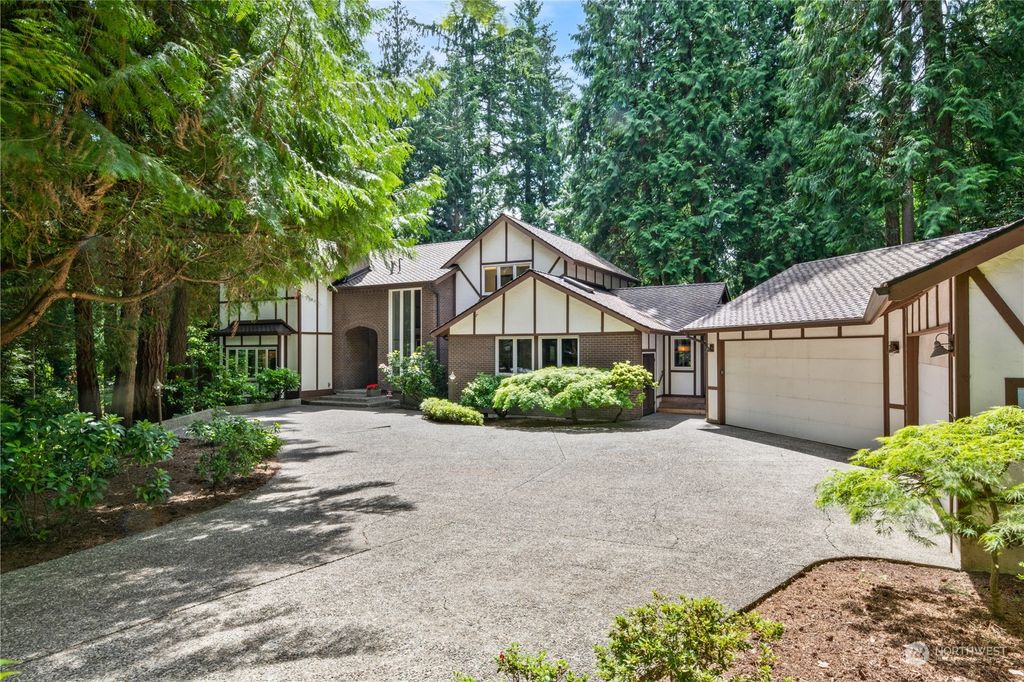 Photo of 13715 NE 36th Place, Bellevue, WA 98005 (MLS # 2138294)