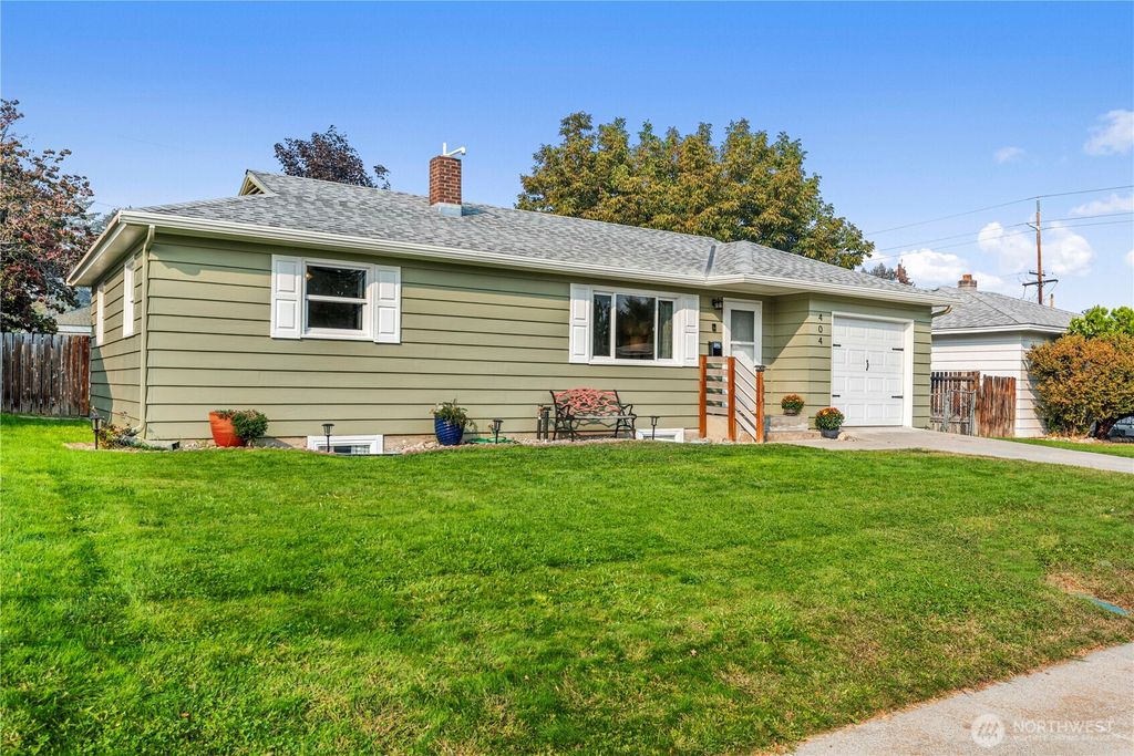 Photo of 404 Mills Avenue, Wenatchee, WA 98801 (MLS # 2442023)