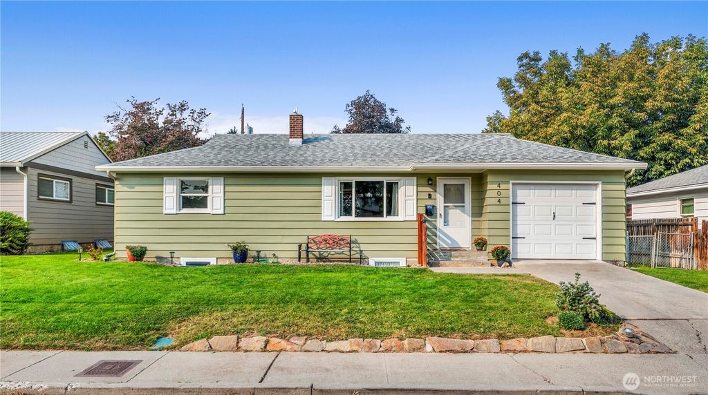 Photo of 404 Mills Avenue, Wenatchee, WA 98801 (MLS # 2442023)