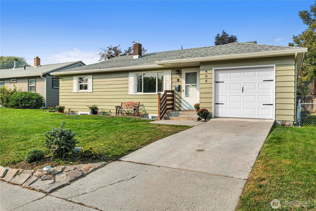 Photo of 404 Mills Avenue, Wenatchee, WA 98801 (MLS # 2442023)