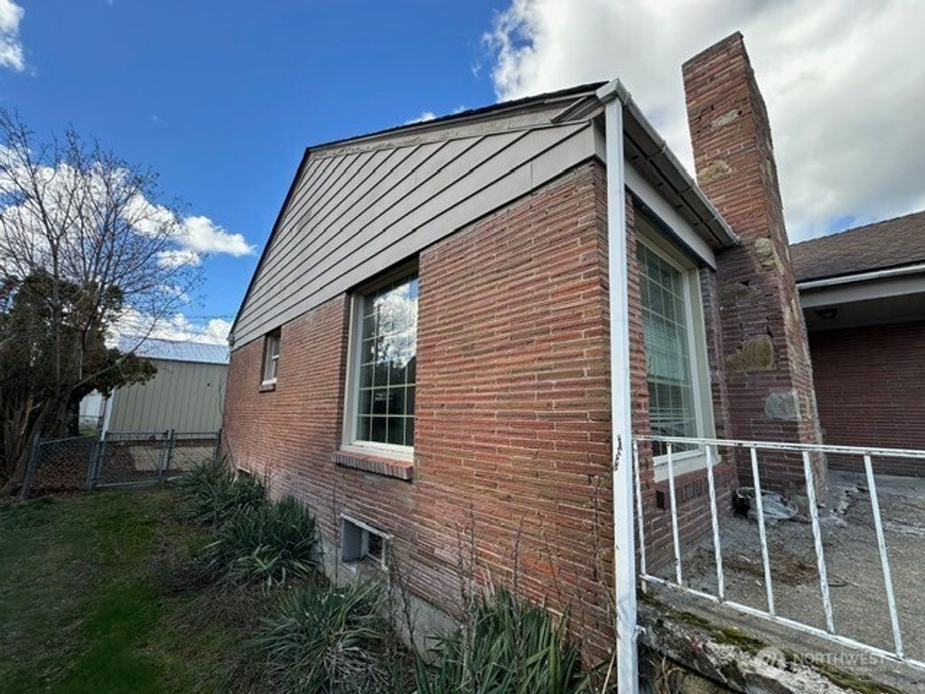 Photo of 4811 N Lincoln Street, Spokane, WA 99205 (MLS # 2502505)