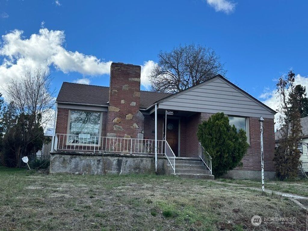 Photo of 4811 N Lincoln Street, Spokane, WA 99205 (MLS # 2502505)