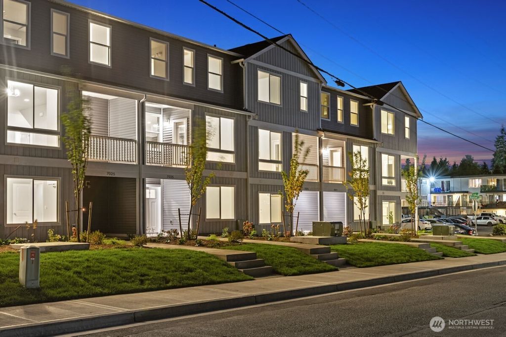 Photo of 7027 Rainier Drive #G, Everett, WA 98203 (MLS # 2457852)