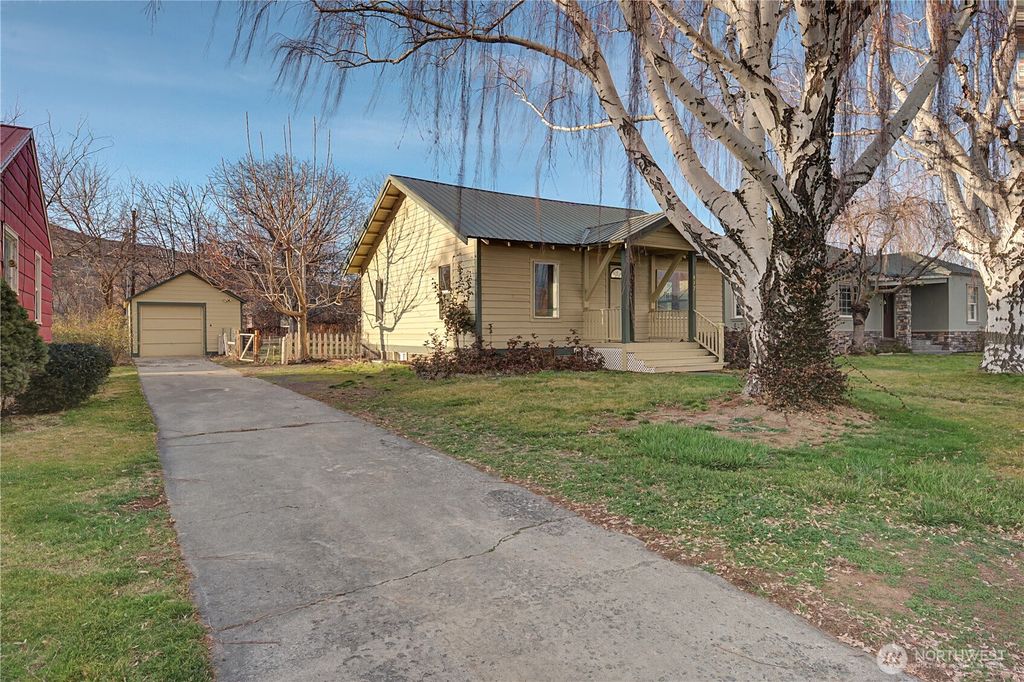 Photo of 417 C Street SW, Ephrata, WA 98823 (MLS # 2483133)