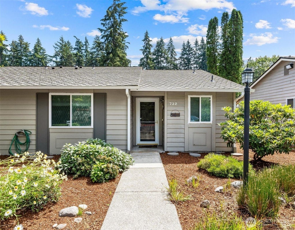 Photo of 732 126th Avenue NE #109, Bellevue, WA 98005 (MLS # 2551749)