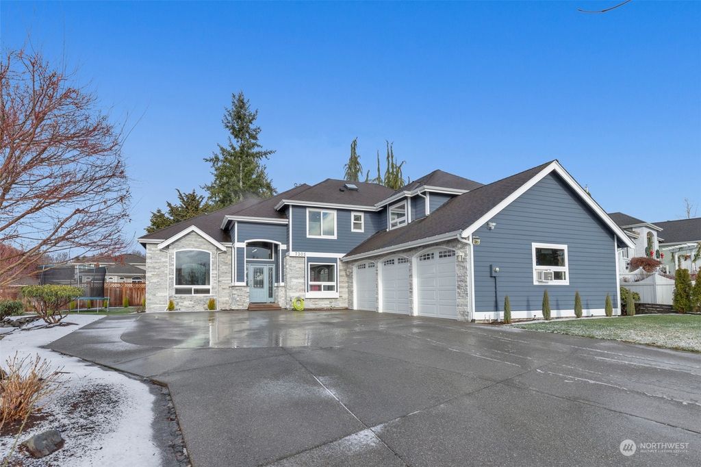 Photo of 7305 NE 77th Drive, Marysville, WA 98270 (MLS # 2194923)