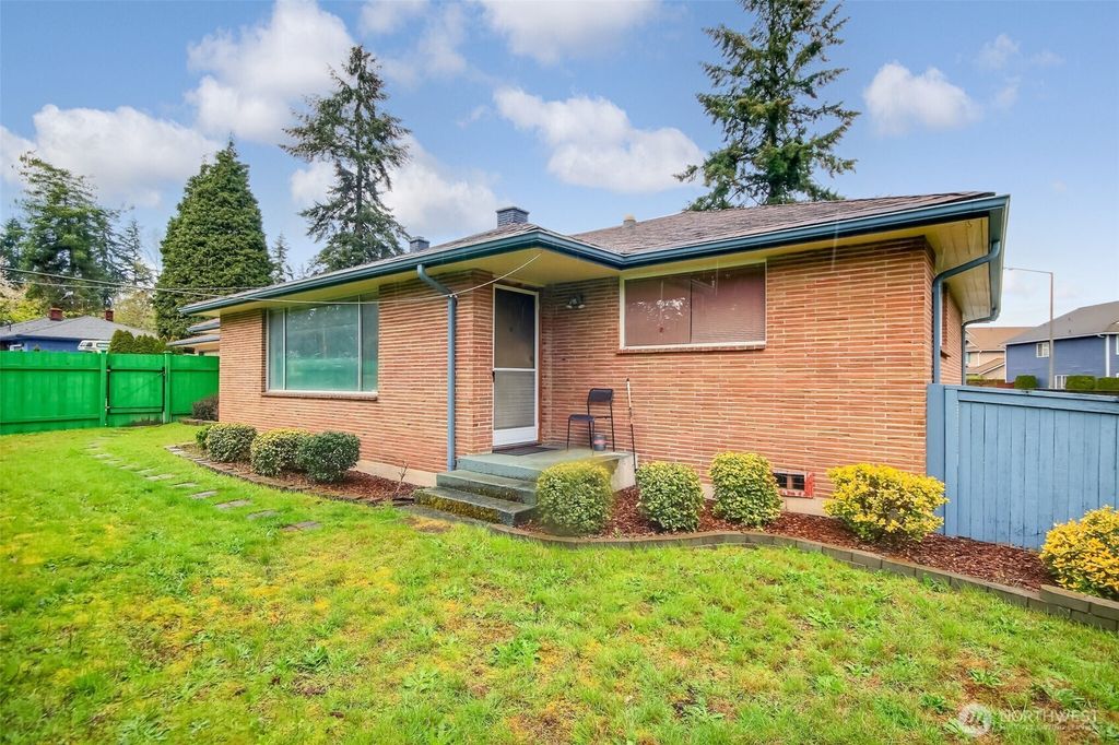 Photo of 810 SW 356th Street, Federal Way, WA 98023 (MLS # 2359358)