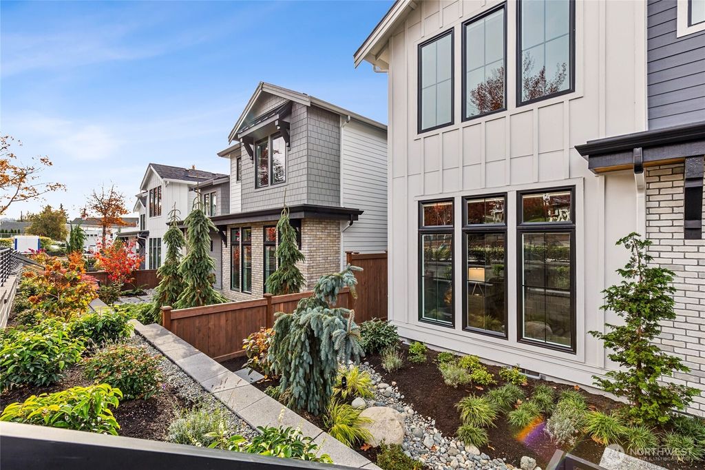 Photo of 215 8th Avenue W, Kirkland, WA 98033 (MLS # 2385877)