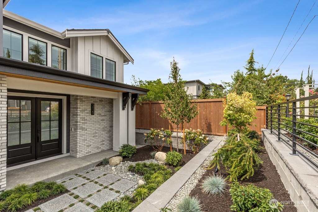 215 8th Avenue W