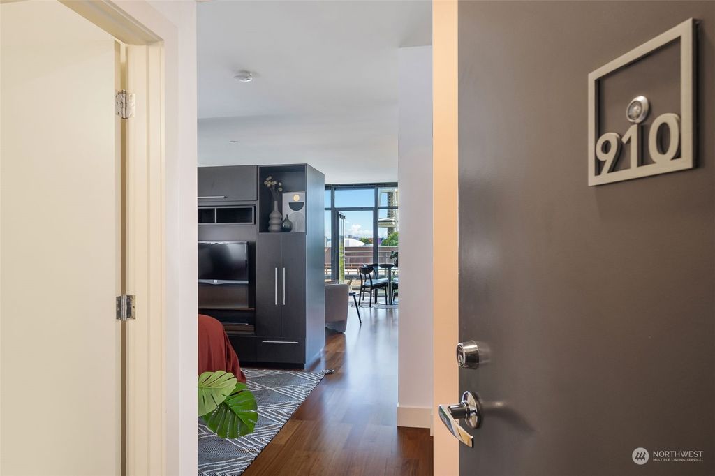 Photo of 2911 2nd Avenue #910, Seattle, WA 98121 (MLS # 2145639)