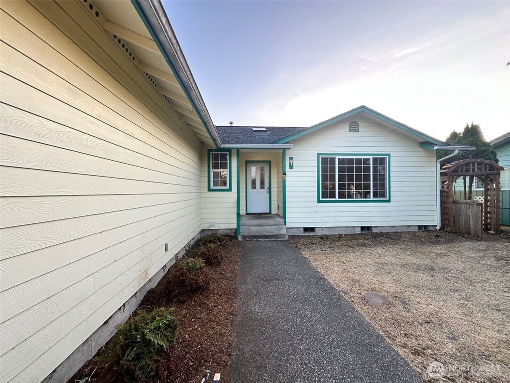 Photo of 2111 Laurel St ST, Shelton, WA 98584 (MLS # 2570571)