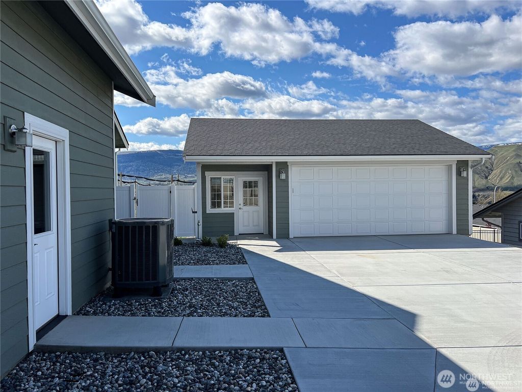 Photo of 647 S Newton Avenue, East Wenatchee, WA 98802 (MLS # 2501629)