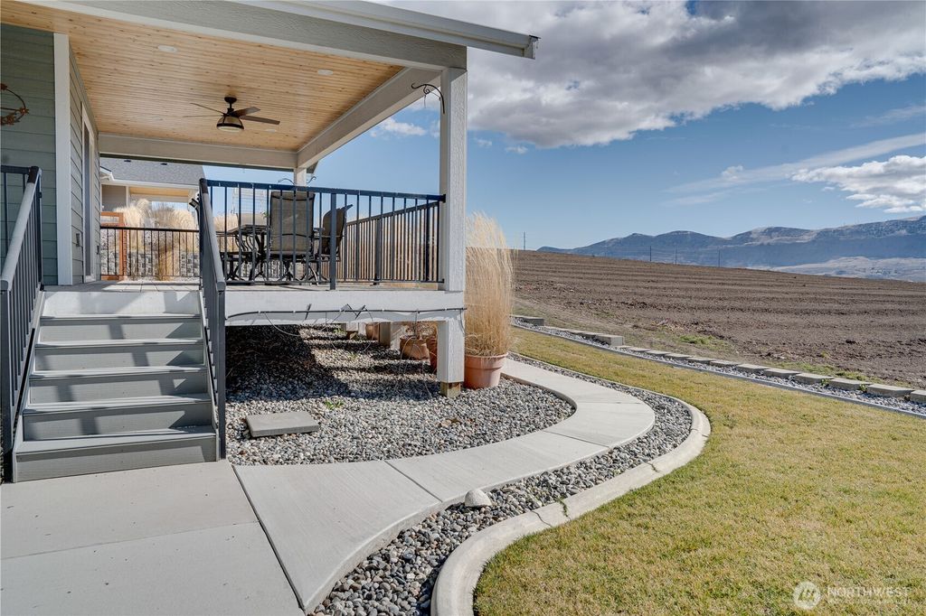 Photo of 647 S Newton Avenue, East Wenatchee, WA 98802 (MLS # 2501629)