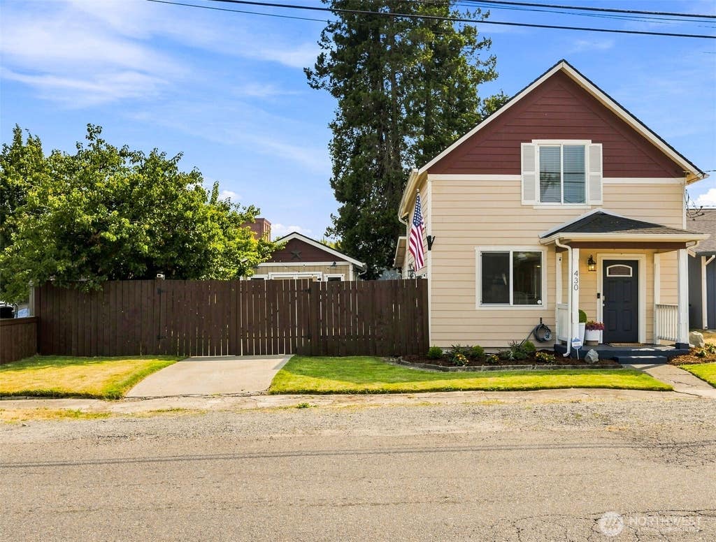 Photo of 430 2nd Avenue NE, Puyallup, WA 98372 (MLS # 2565544)