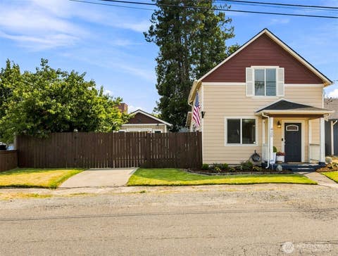 Photo of 430 2nd Avenue NE, Puyallup, WA 98372 (MLS # 2565544)