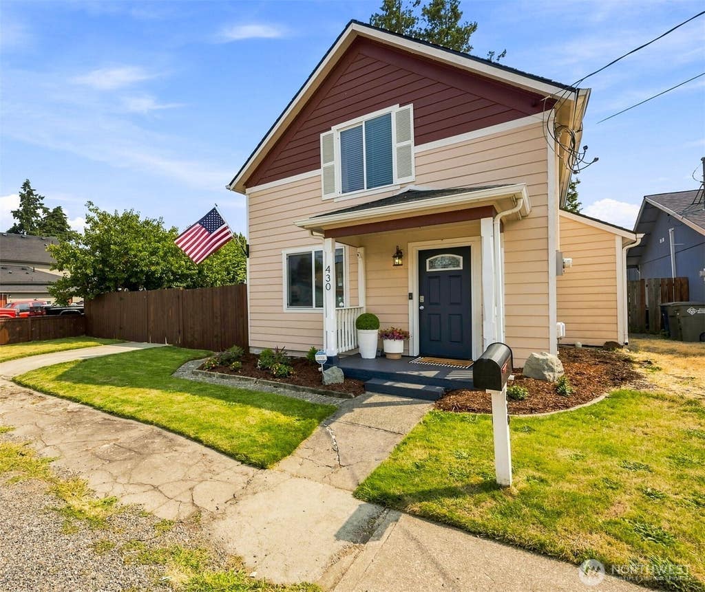 Photo of 430 2nd Avenue NE, Puyallup, WA 98372 (MLS # 2565544)