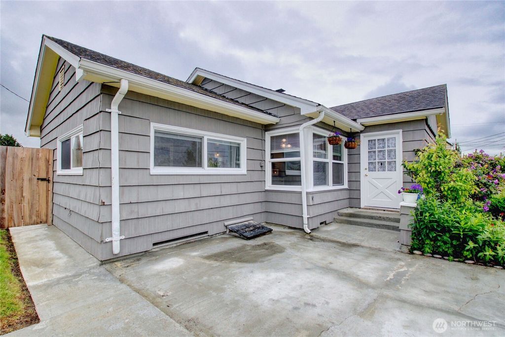 Photo of 1232 S 18th Street, Mount Vernon, WA 98274 (MLS # 2525213)