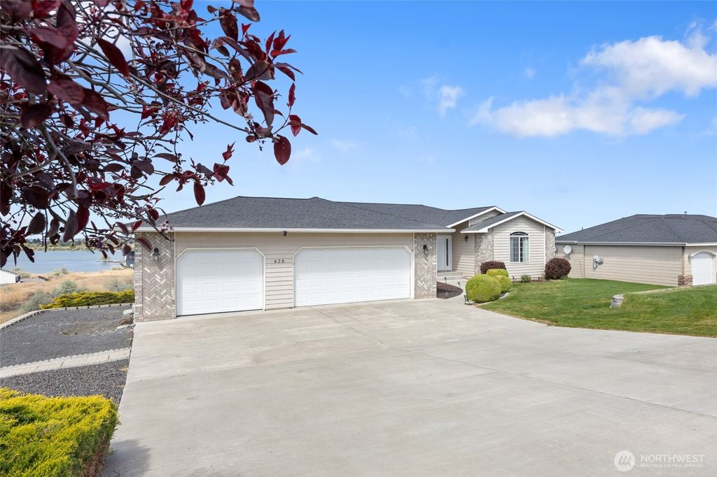 Photo of 426 Viewmont Drive SE, Moses Lake, WA 98837 (MLS # 2513160)