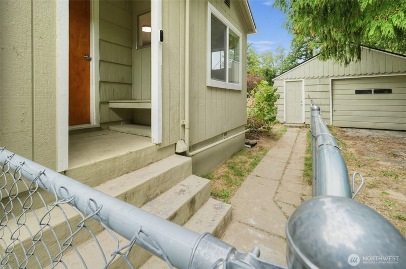 1370 NE Vena Avenue