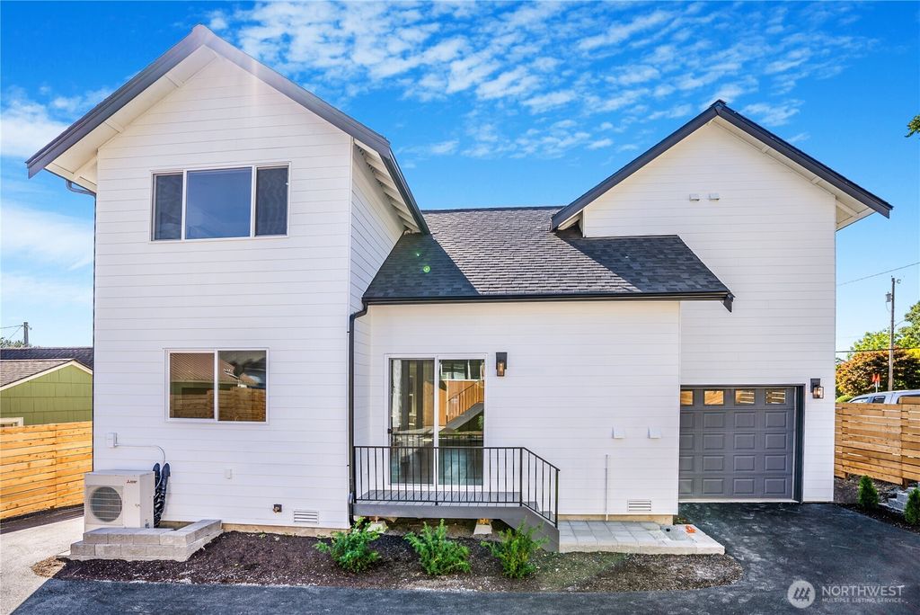 Photo of 325 J Avenue #Unit A, Snohomish, WA 98290 (MLS # 2513325)