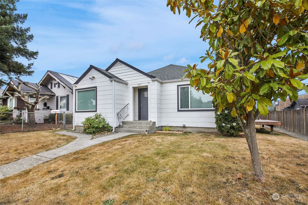 Photo of 1217 Lombard Avenue #A, Everett, WA 98201 (MLS # 2058916)