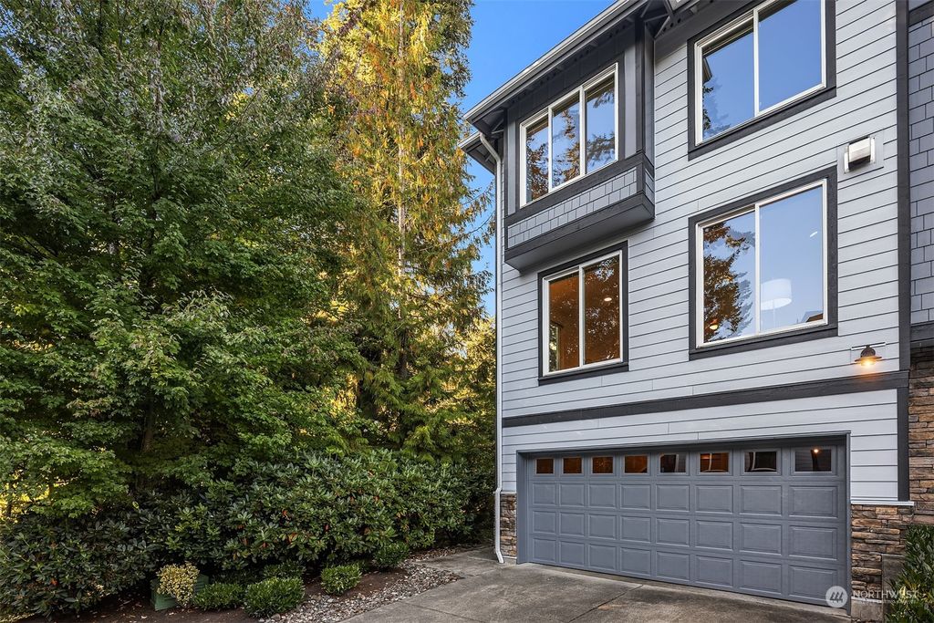 Photo of 21210 SE 42nd Place #21210, Issaquah, WA 98029 (MLS # 2303050)