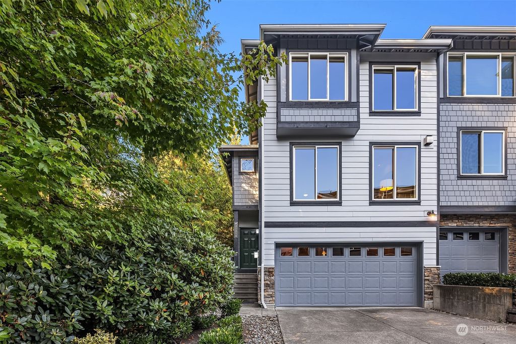 Photo of 21210 SE 42nd Place #21210, Issaquah, WA 98029 (MLS # 2303050)