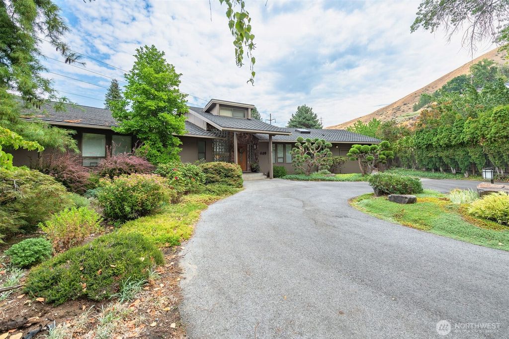 Photo of 409 Austin Ave Ave, Wenatchee, WA 98801 (MLS # 2475730)