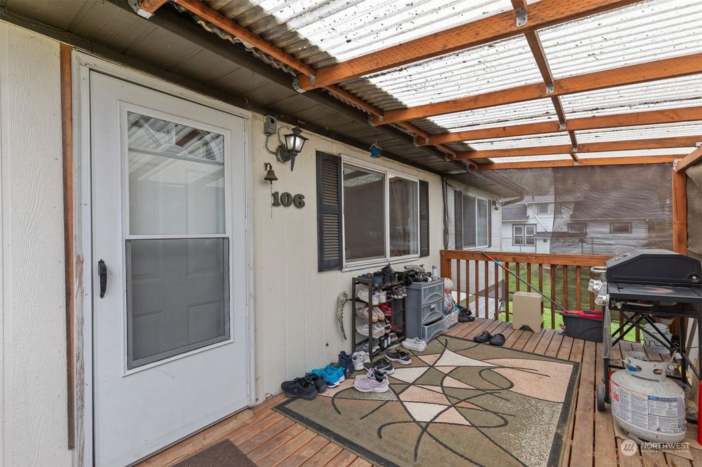 Photo of 106 2nd Avenue S, Algona, WA 98001 (MLS # 2232647)