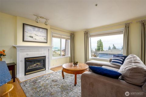 Photo of 910 34th Street #202, Anacortes, WA 98221 (MLS # 2485567)