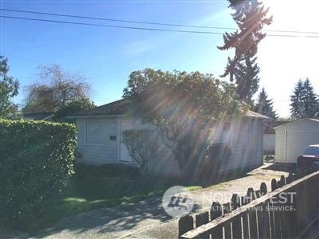 Photo of 3411 SW 100th Street, Seattle, WA 98146 (MLS # 2182340)