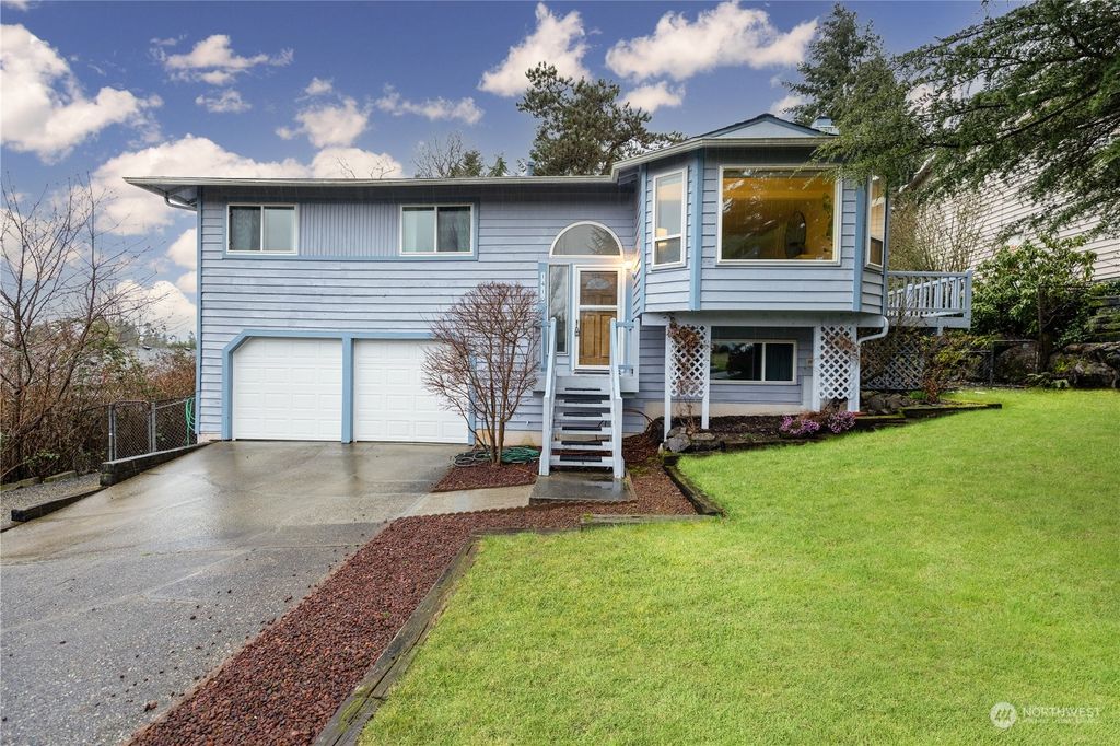 Photo of 1410 S 260th Place, Des Moines, WA 98198 (MLS # 2205111)