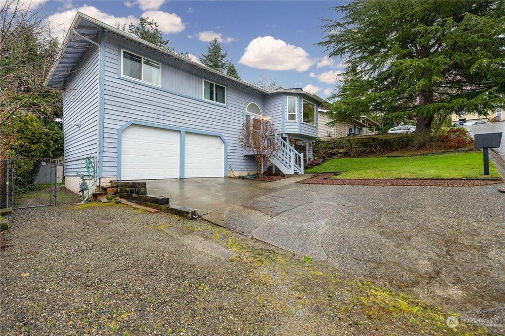 Photo of 1410 S 260th Place, Des Moines, WA 98198 (MLS # 2205111)
