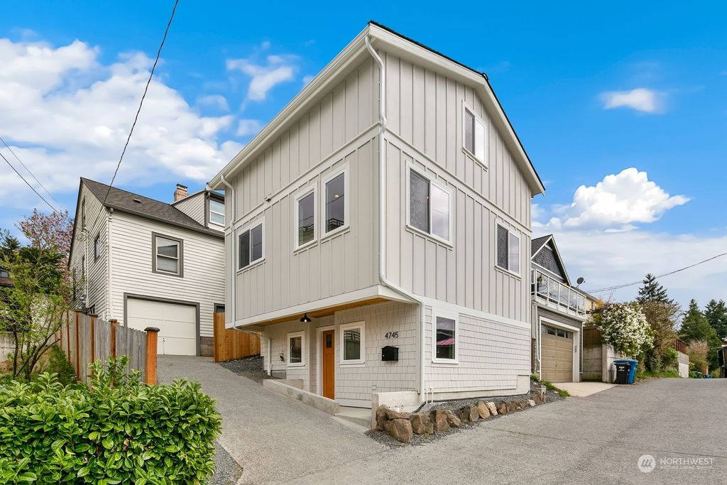 Photo of 4745 University View Place NE, Seattle, WA 98105 (MLS # 2235620)