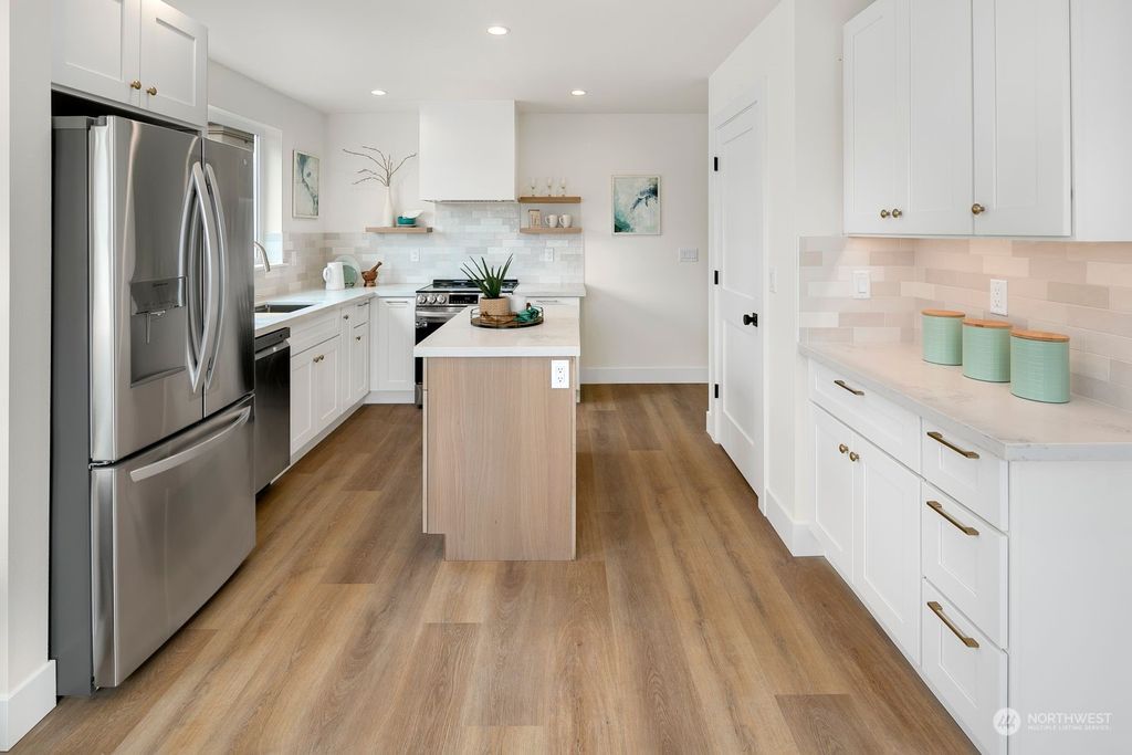 Photo of 4745 University View Place NE, Seattle, WA 98105 (MLS # 2235620)