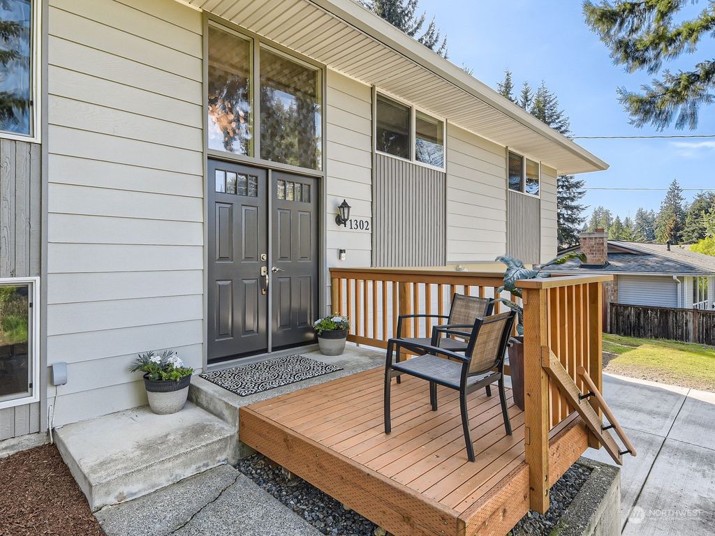 Photo of 1302 Silver Lake Road, Everett, WA 98208 (MLS # 2067171)