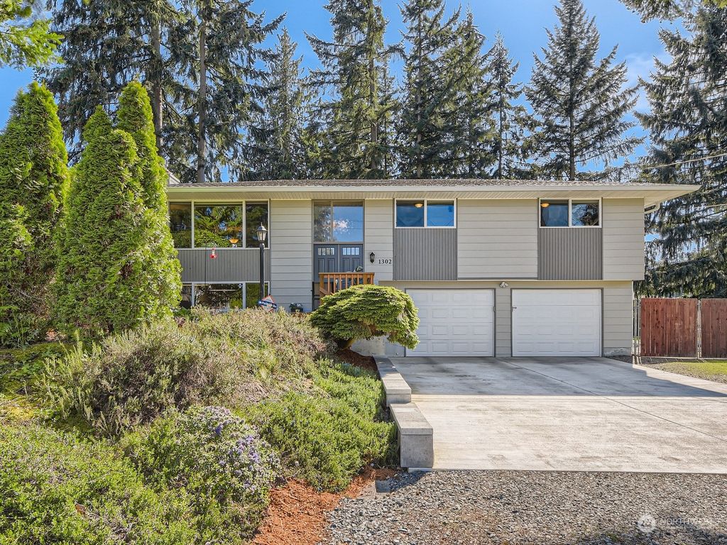 Photo of 1302 Silver Lake Road, Everett, WA 98208 (MLS # 2067171)
