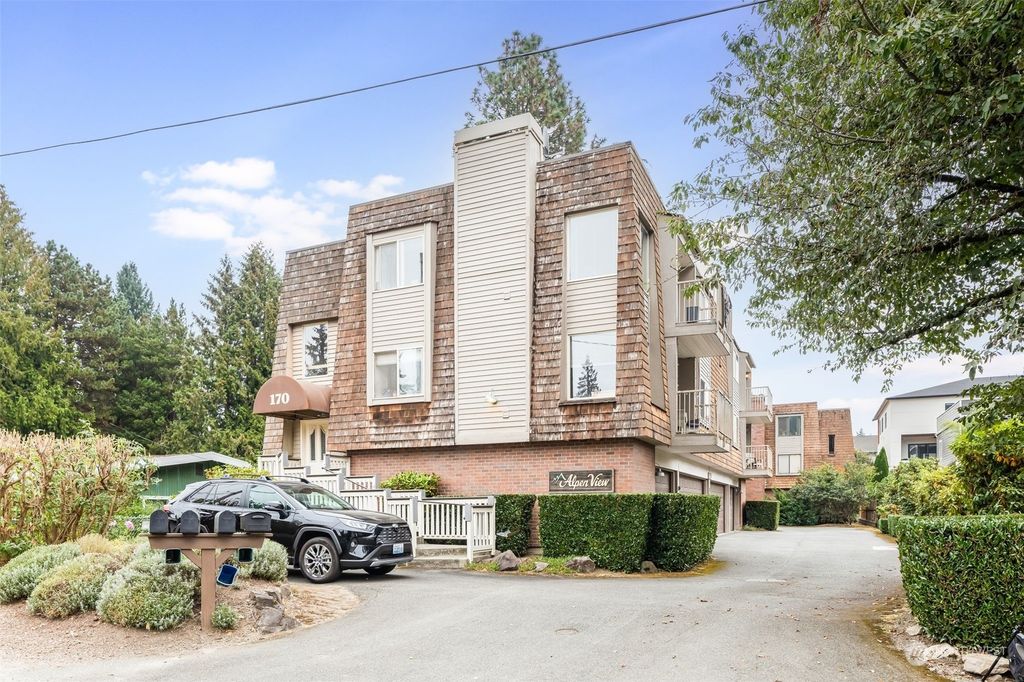 Photo of 165 1st Avenue NW, Issaquah, WA 98027 (MLS # 2008560)