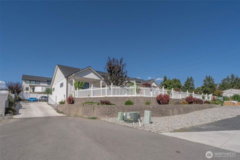 Photo of 865 S Mary Ave, East Wenatchee, WA 98802 (MLS # 2420928)