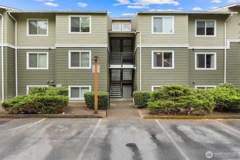 Photo of 820 E Cady Rd Rd #E204, Everett, WA 98203 (MLS # 2502116)