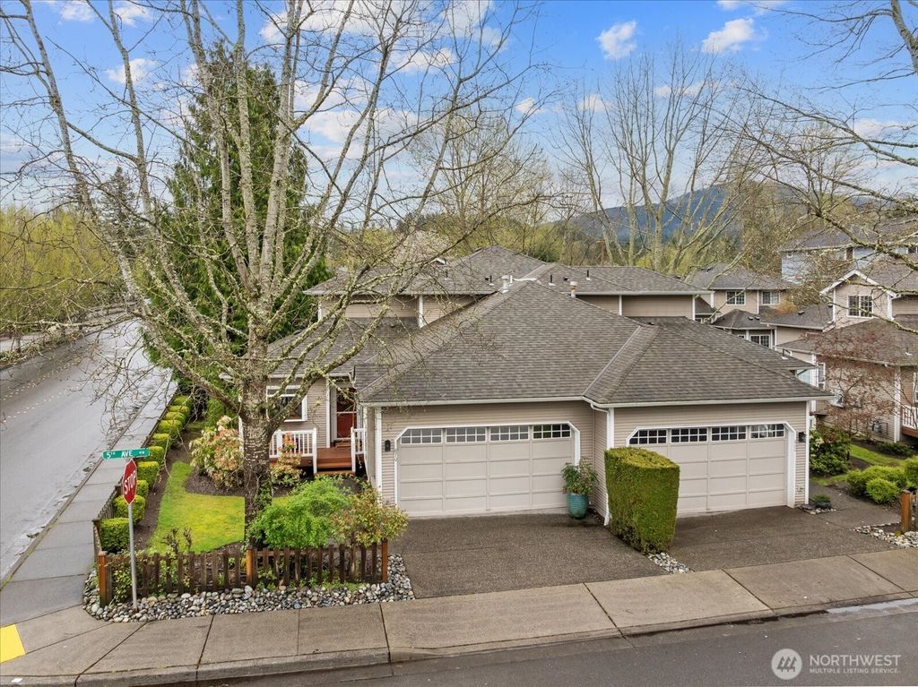 Photo of 870 5th Avenue NW, Issaquah, WA 98027 (MLS # 2358287)