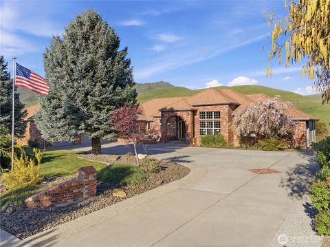 Photo of 2008 Broadview North, Wenatchee, WA 98801 (MLS # 2477973)