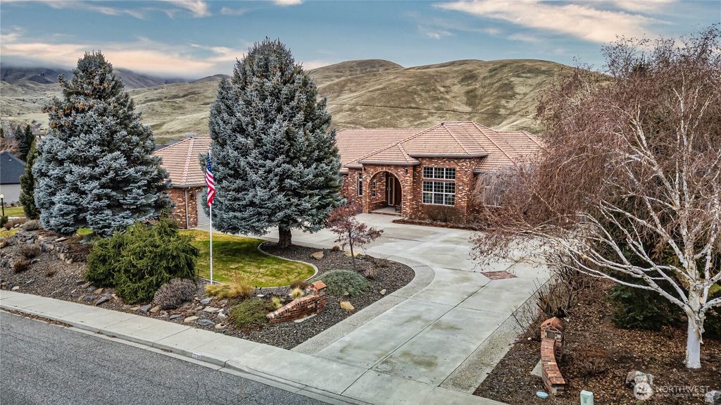 Photo of 2008 Broadview North, Wenatchee, WA 98801 (MLS # 2477973)