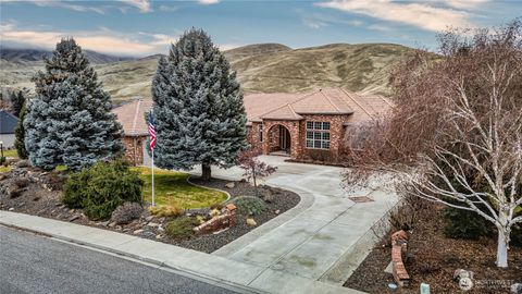 Photo of 2008 Broadview North, Wenatchee, WA 98801 (MLS # 2477973)