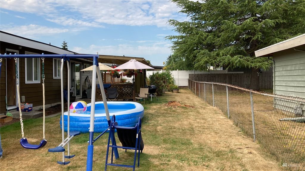 Photo of 1518 S 244th Street, Des Moines, WA 98198 (MLS # 1987756)