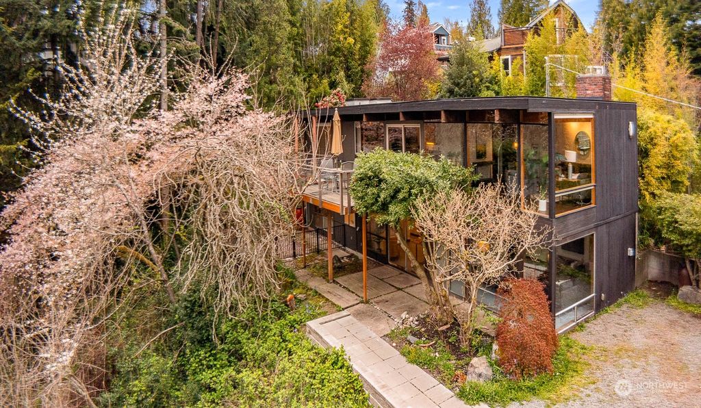Photo of 11511 Exeter Avenue NE, Seattle, WA 98125 (MLS # 2219520)